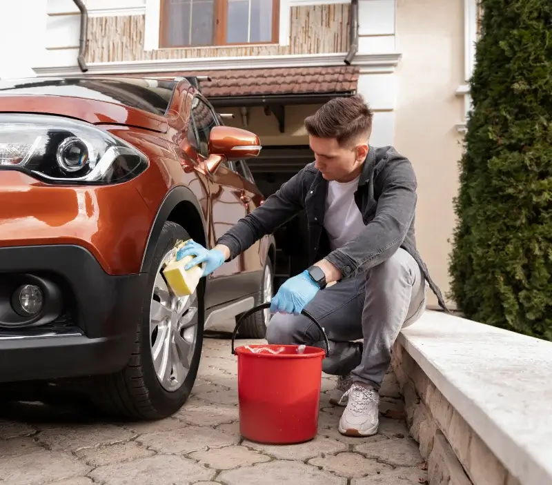 Lavage auto à domicile Gretz-Armainvilliers : professionnel intervenant sur un véhicule